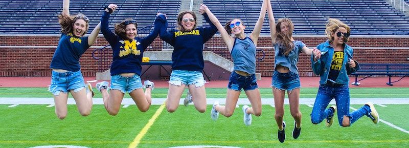 estudiantes saltando en la universidad de Michigan