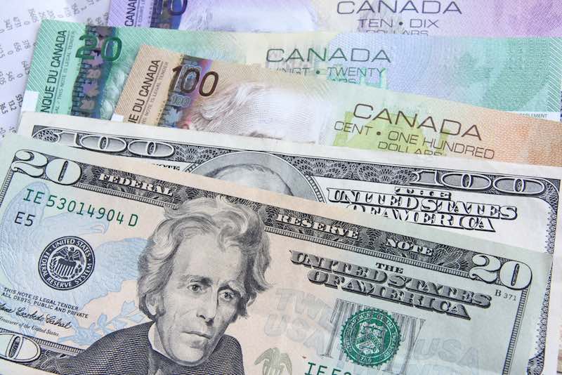 billetes de dólares canadienses y americanos