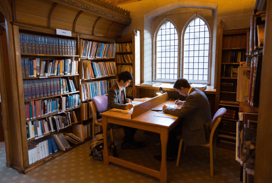 Los mejores colegios de Reino Unido biblioteca