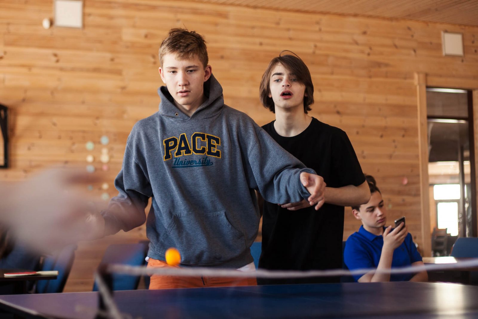 Dos chicos adolescentes jugando al ping-pong