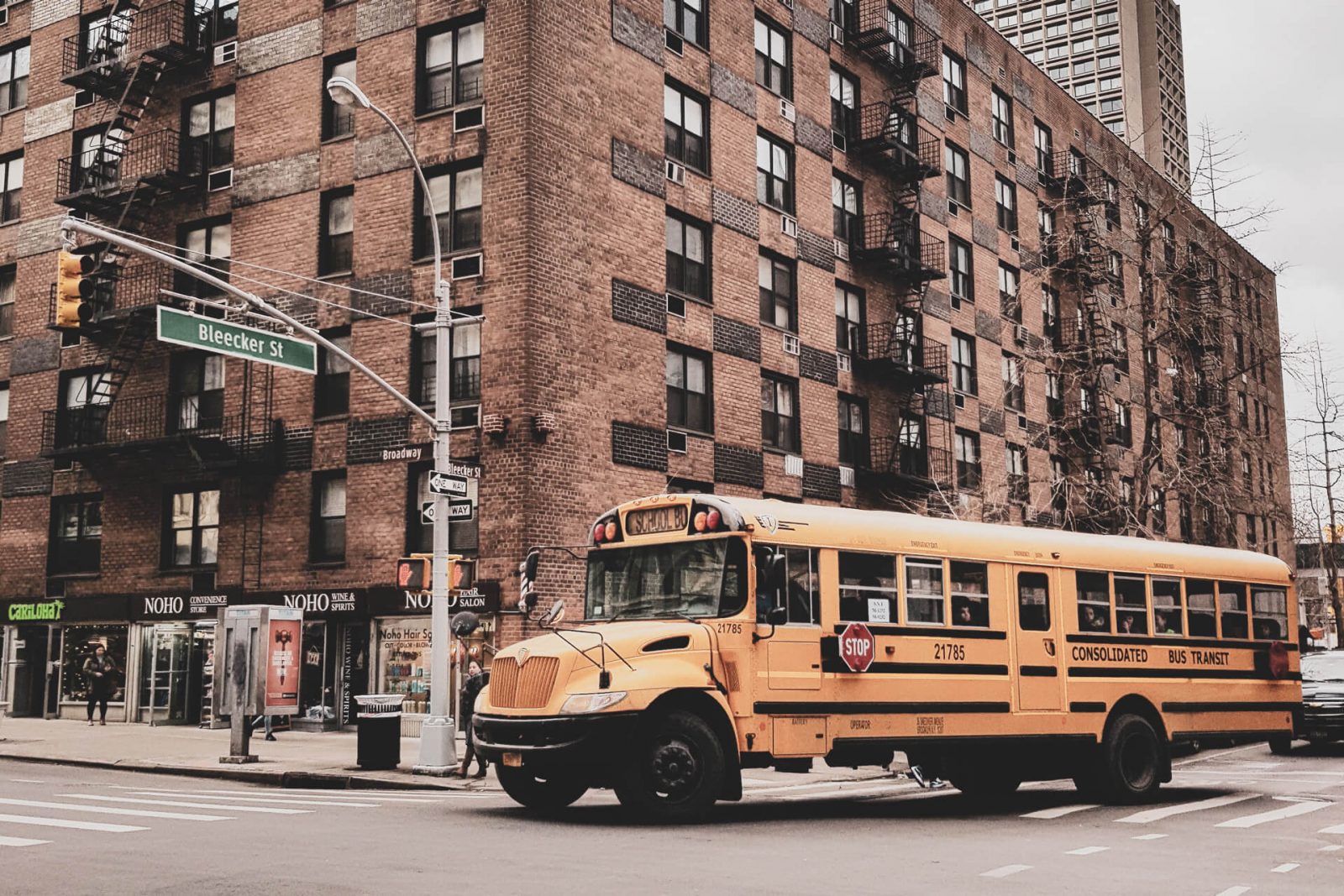 School bus | autobús amarillo llevando a alumnos a la escuela en entorno urbano