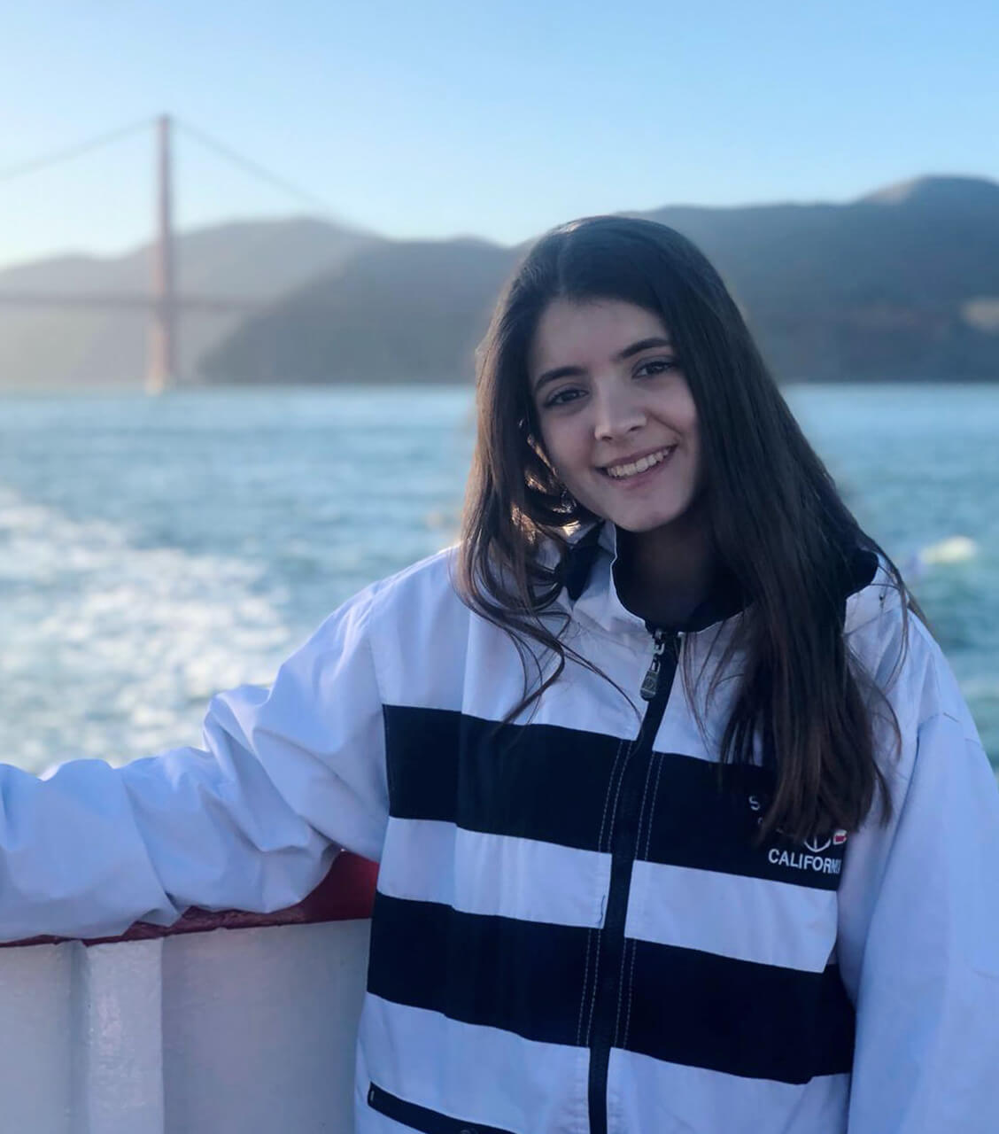 Estudiante de paseo en barco tras pasar el puente del Golden Gate, en San Francisco