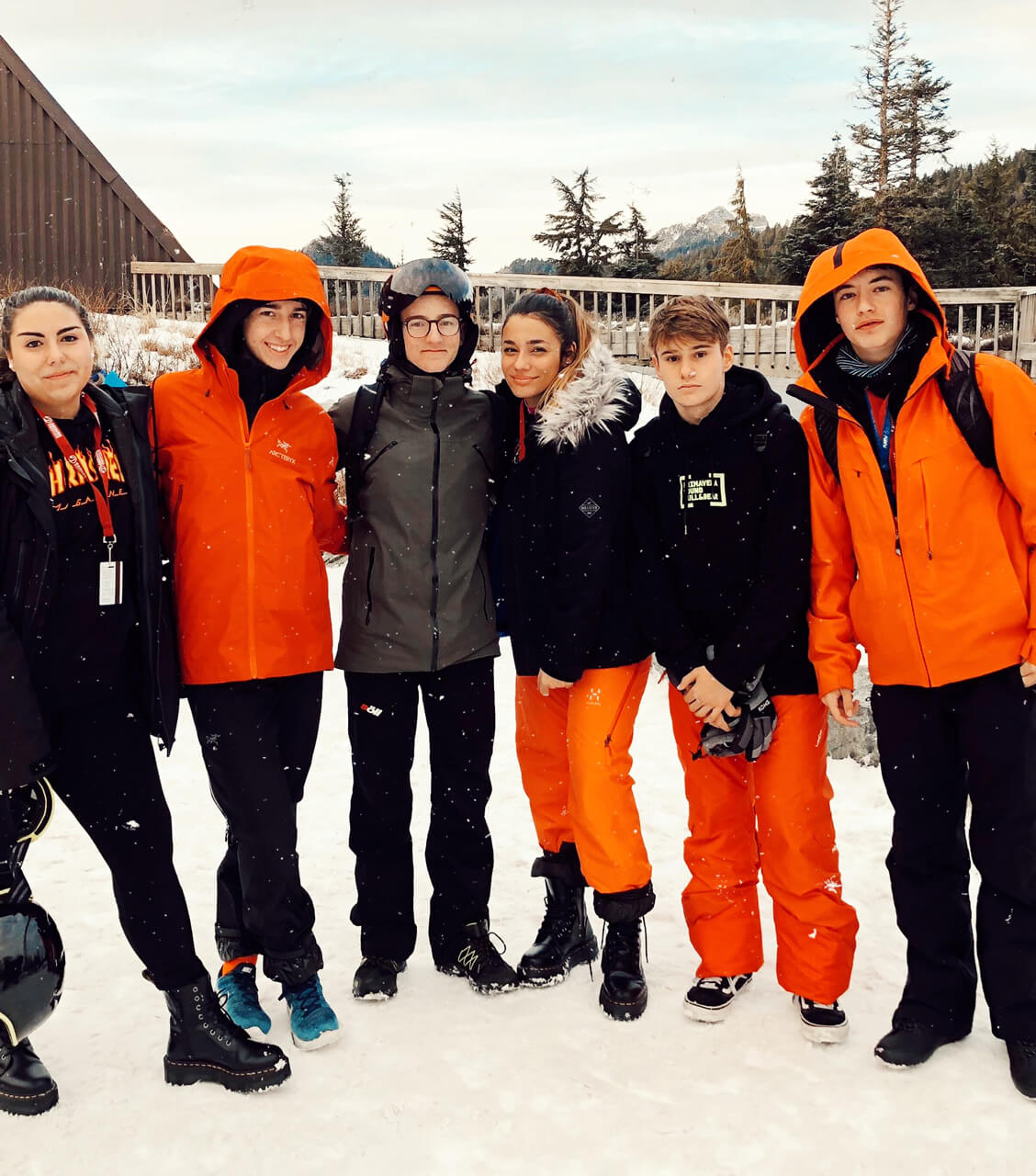 Grupo de adolescentes bien equipados para la nieve, en exterior nevado