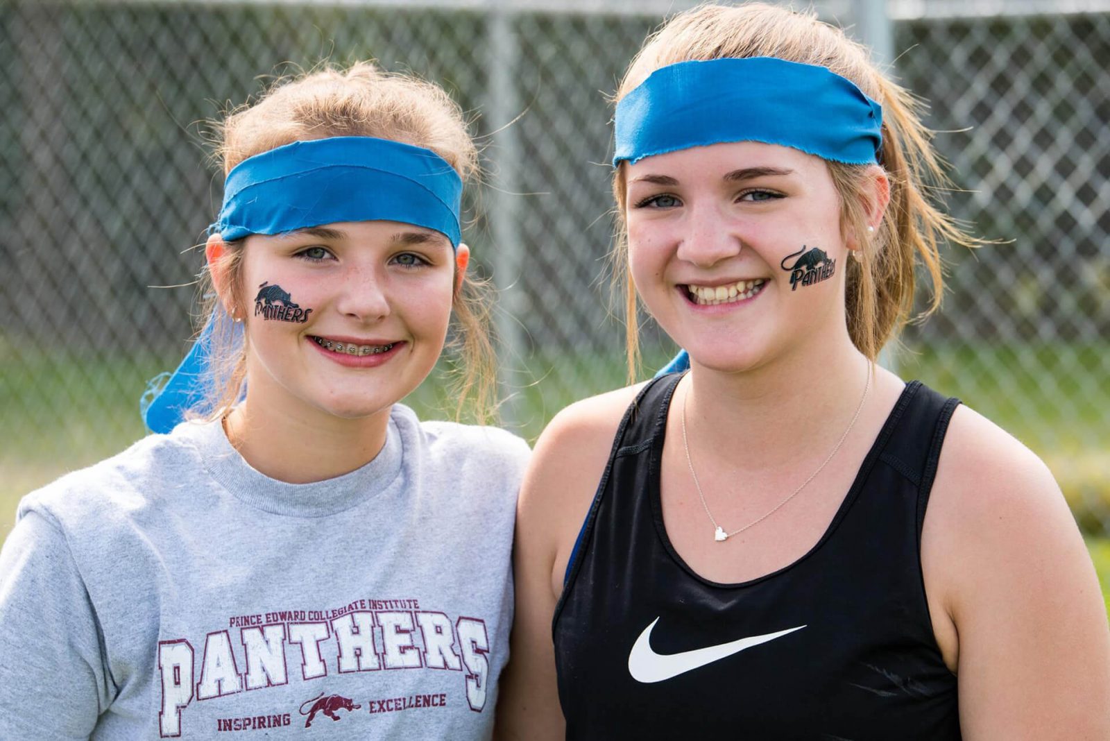 Dos chicas del equipo de Los Panthers