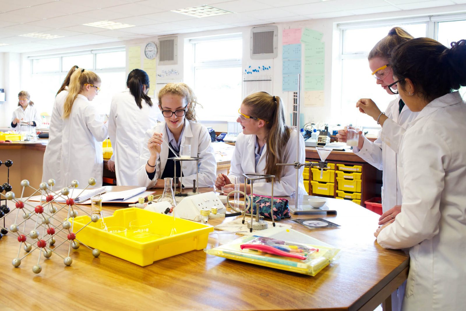Clases de química con estudiantes luciendo bata - Roedean School