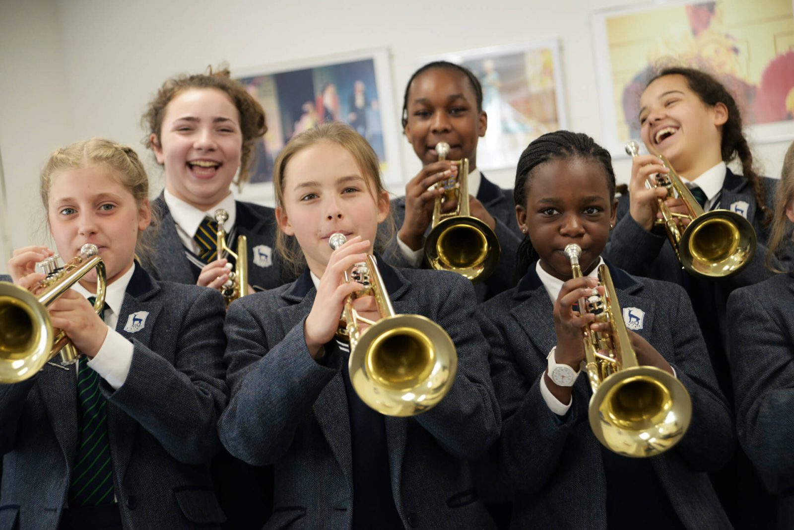Seis compañeras de internado en clase de trompeta - Rodean School