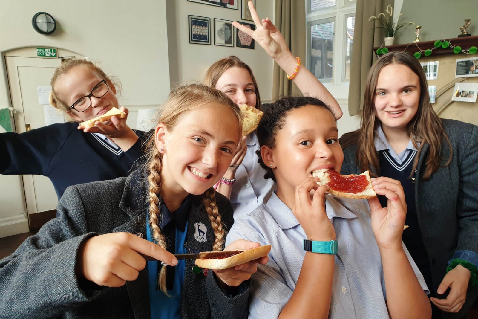 cinco compañeras de internado, merendando tostadas - Roedean School
