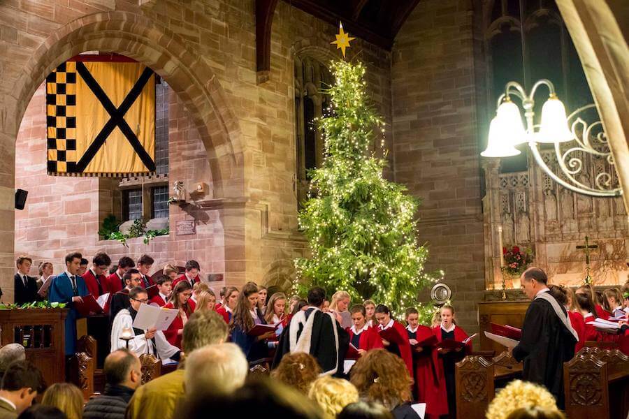 coro en iglesia con árbol de navidad