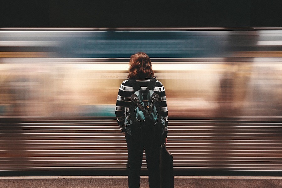 mujer esperando tren