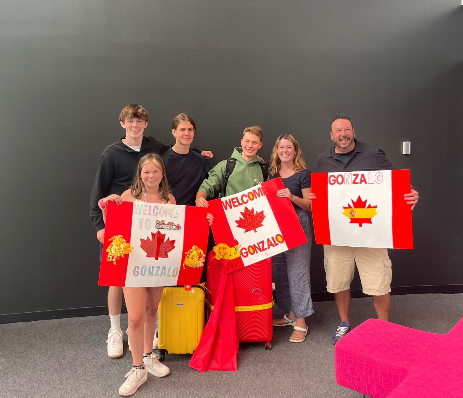 Alumno español recibido por su familia anfitriona en Nova Scotia, Canadá