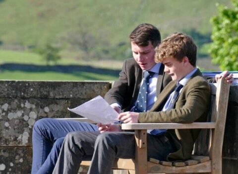 ¿Qué es el pastoral care y cómo se aplica en los internados británicos?