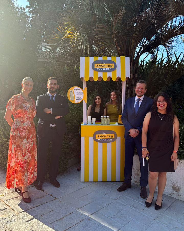 Puesto de limonada de The Lemon Tree Education y Staff TLT