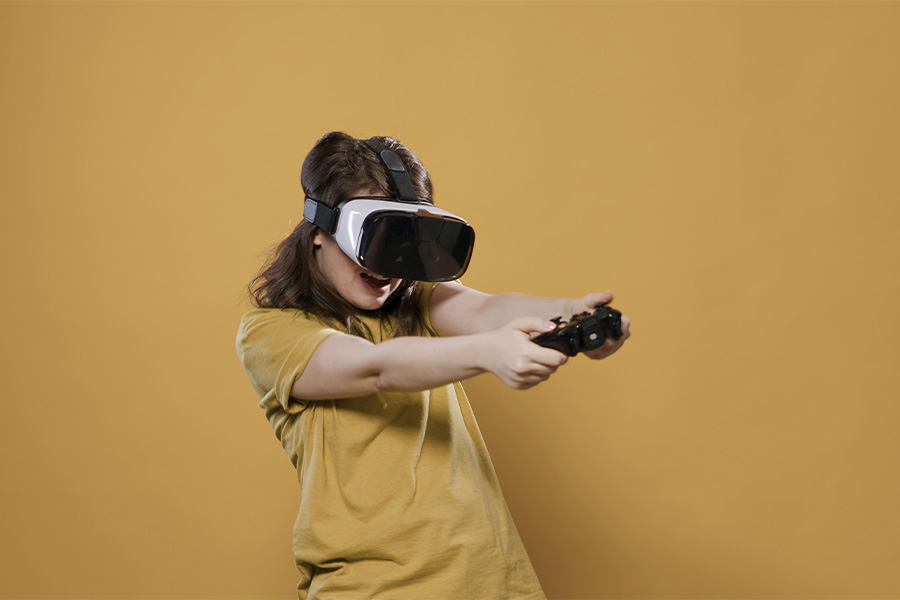 Joven emocionada utilizando gafas de realidad virtual y un mando de consola, simulando un videojuego desafiante.