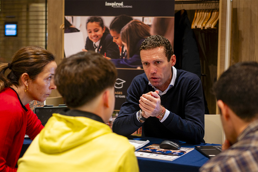 Representante de colegio británico hablando con familias interesadas en su programa para estudiantes internacionales