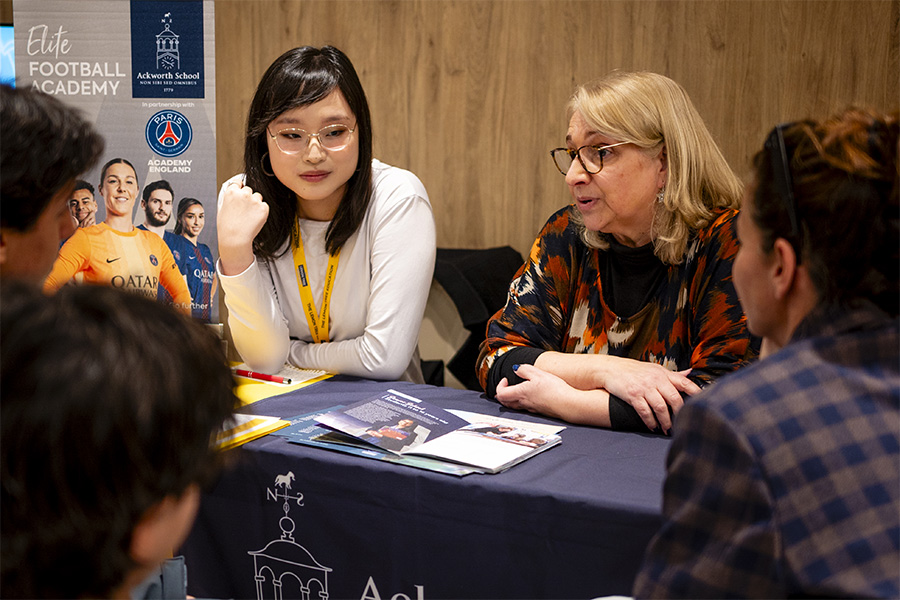Representante de colegio británico hablando con familias interesadas en su programa para estudiantes internacionales