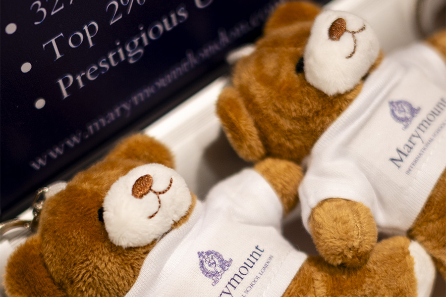 Osos de peluche y adornos pertenecientes a uno de los colegios británicos de la feria