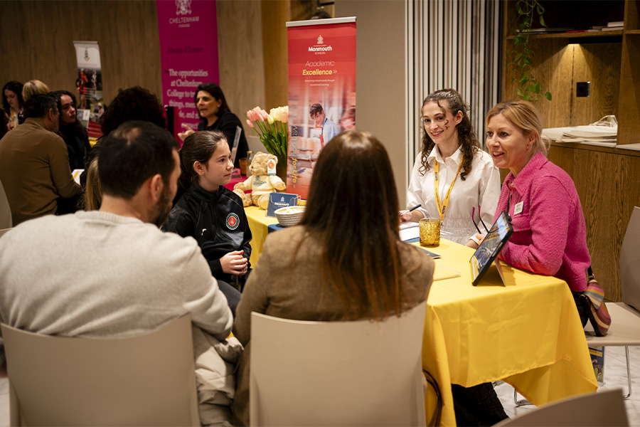 Representante de colegio británico hablando con familias interesadas en su programa para estudiantes internacionales