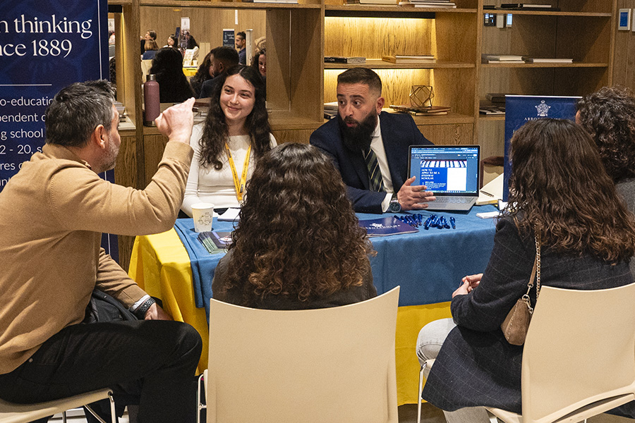 Representante de colegio británico hablando con familias interesadas en su programa para estudiantes internacionales