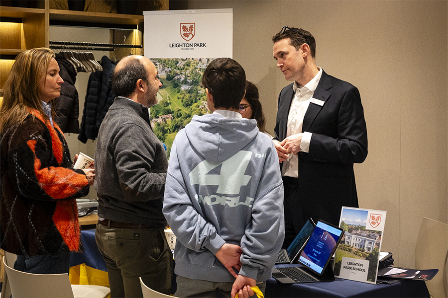 Representante de colegio británico hablando con familias interesadas en su programa para estudiantes internacionales