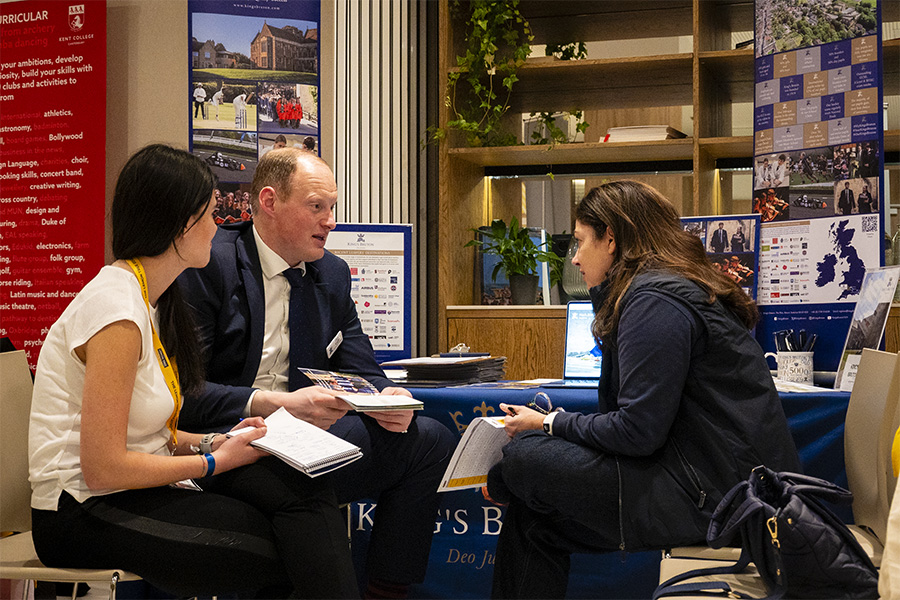 Representante de colegio británico hablando con familias interesadas en su programa para estudiantes internacionales