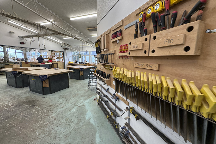 Taller de carpintería y educación técnica equipado con herramientas profesionales en un colegio de Nueva Zelanda.