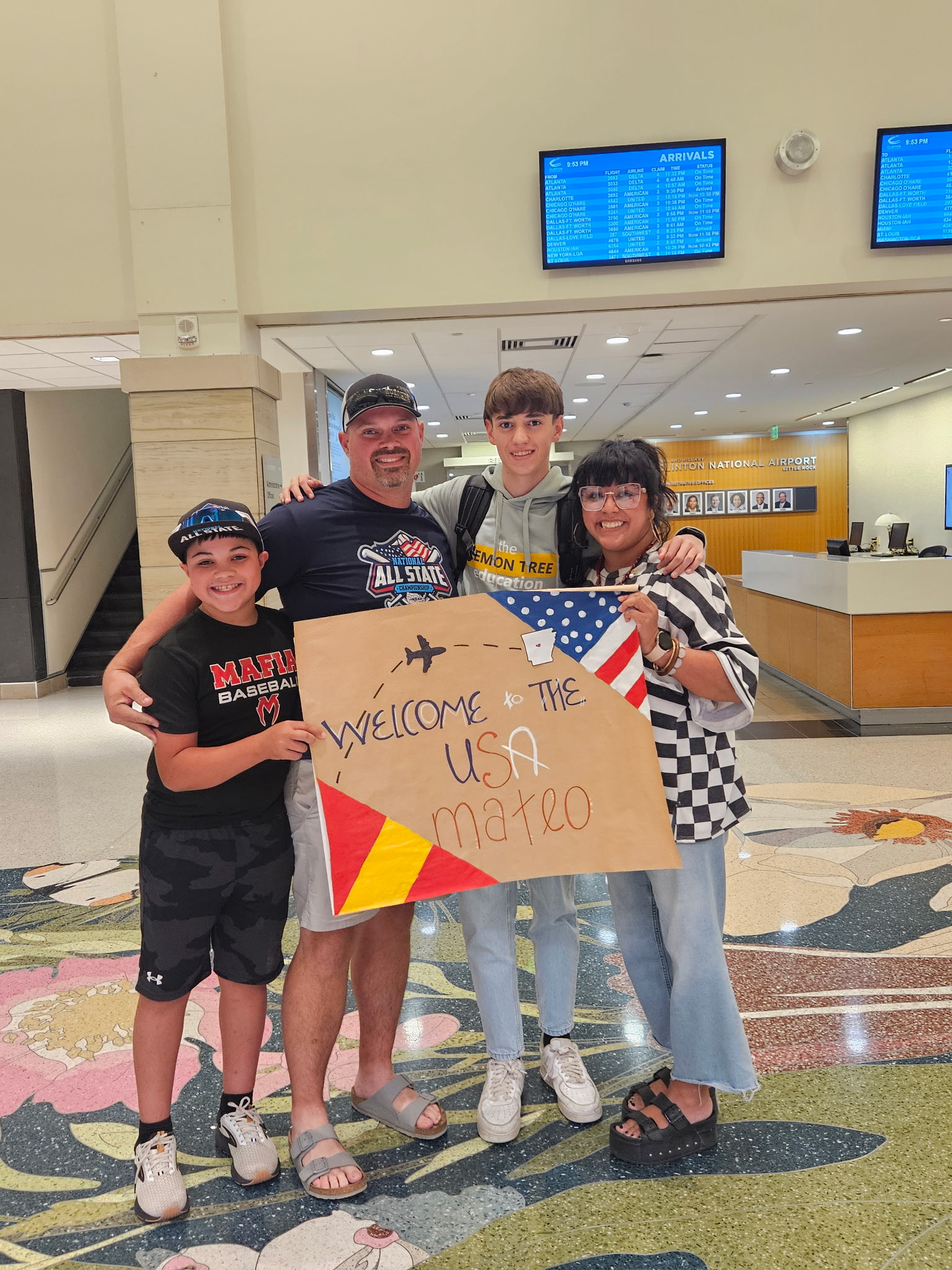 Estudiante del Programa J1 recibido por su familia anfitriona a su llegada a Estados Unidos