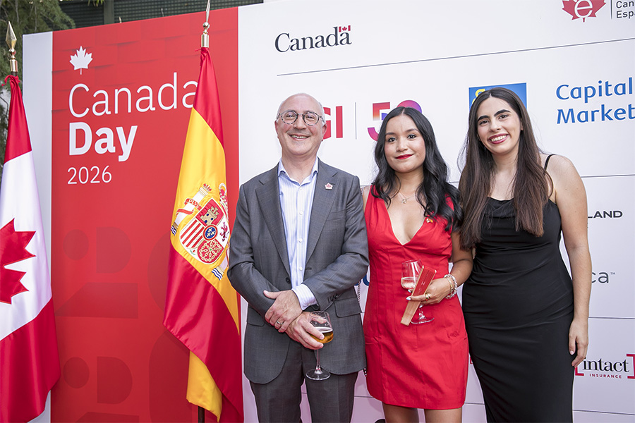 Dos representantes de The Lemon Tree Education posando junto al embajador de Canadá en España.