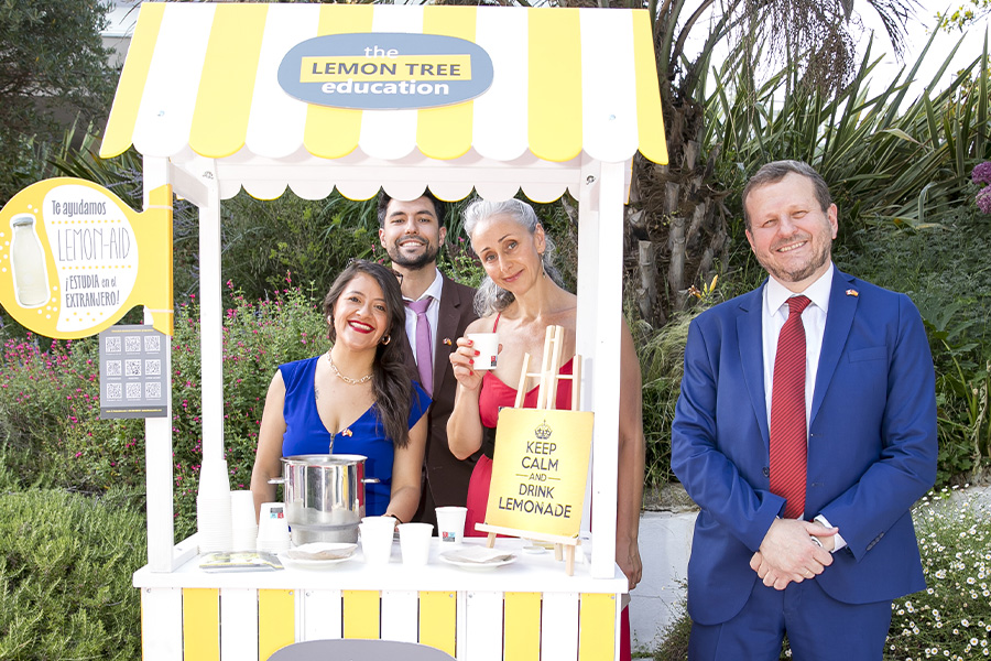 Representantes de The Lemon Tree Education junto al puesto de limonada