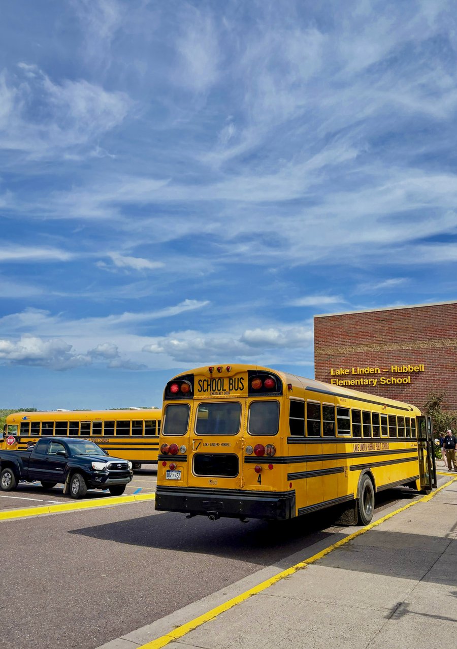 Autobús escolar amarillo en la puerta de un high school de Oklahoma