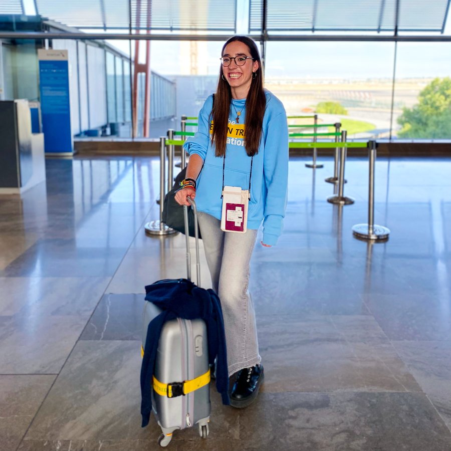 Estudiante española con su equipaje de mano en la terminal de Barajas antes del vuelo