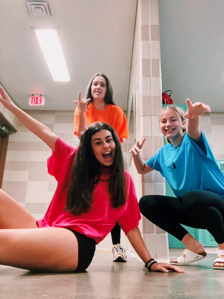 Estudiante española con sus amigas en el high school de Kansas