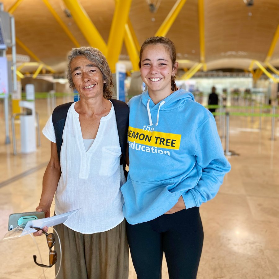Estudiante en el aeropuerto en su salida hacia Estados Unidos para el año escolar