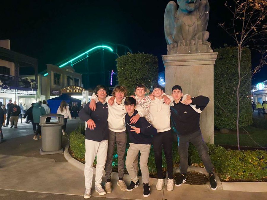 Estudiante de intercambio con sus amigos en un plan de tarde en Michigan