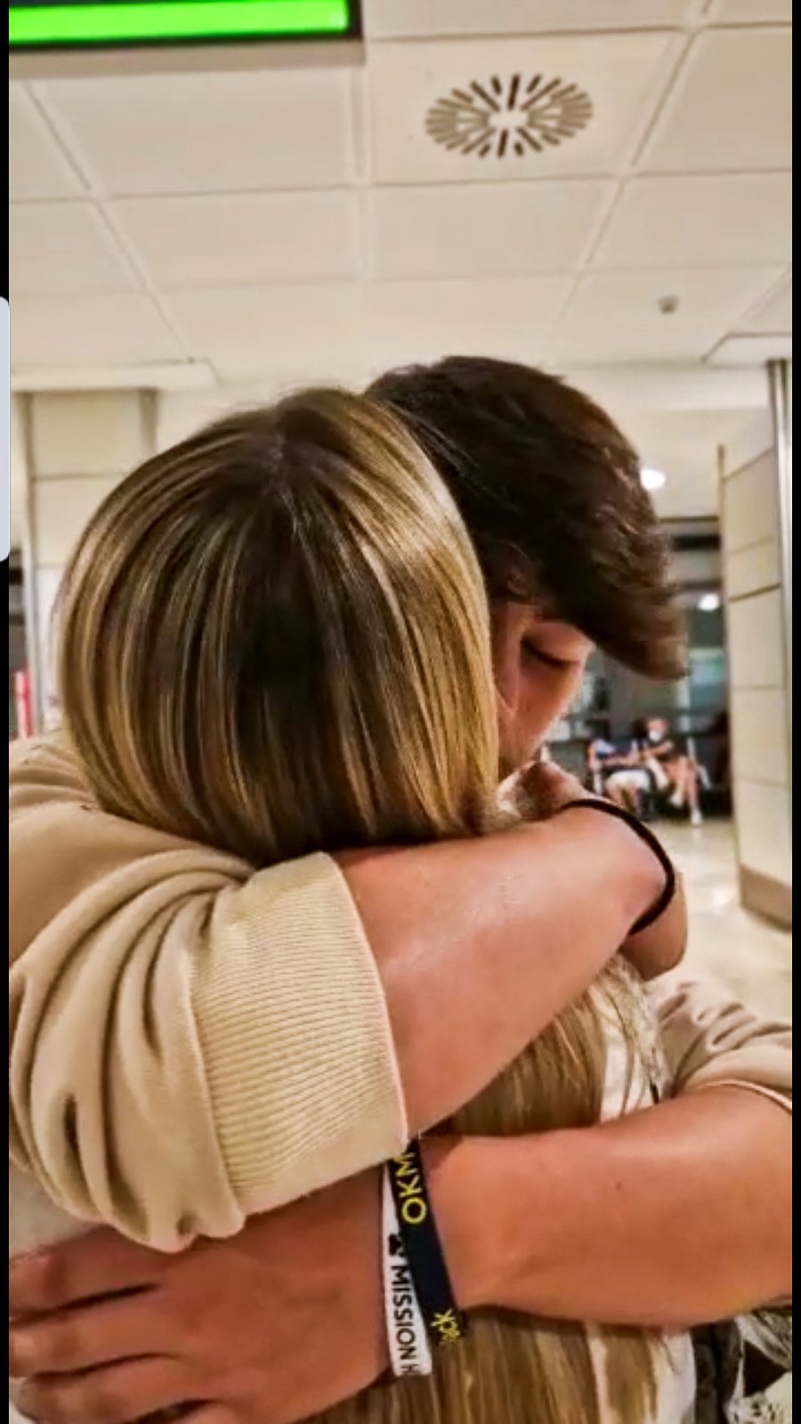 Reencuentro familiar en el aeropuerto a la vuelta del año escolar