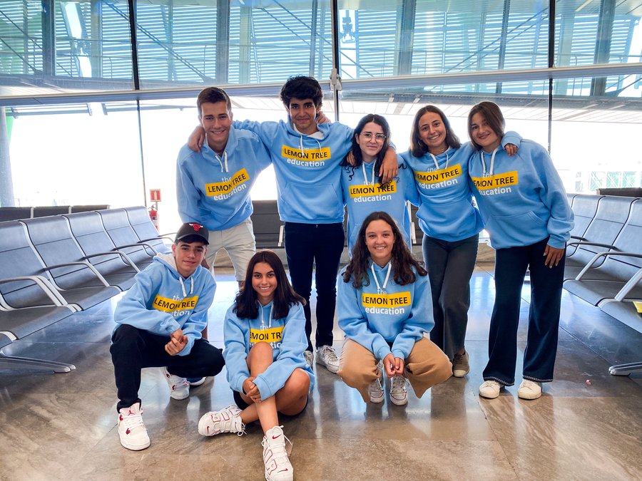 Familia preparando la marcha de tu hijo a estudiar fuera: despedida en Barajas antes del vuelo a Estados Unidos