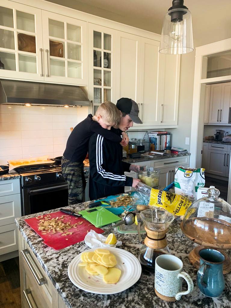 Estudiante preparando tortilla de patatas en casa de su familia anfitriona en Canadá