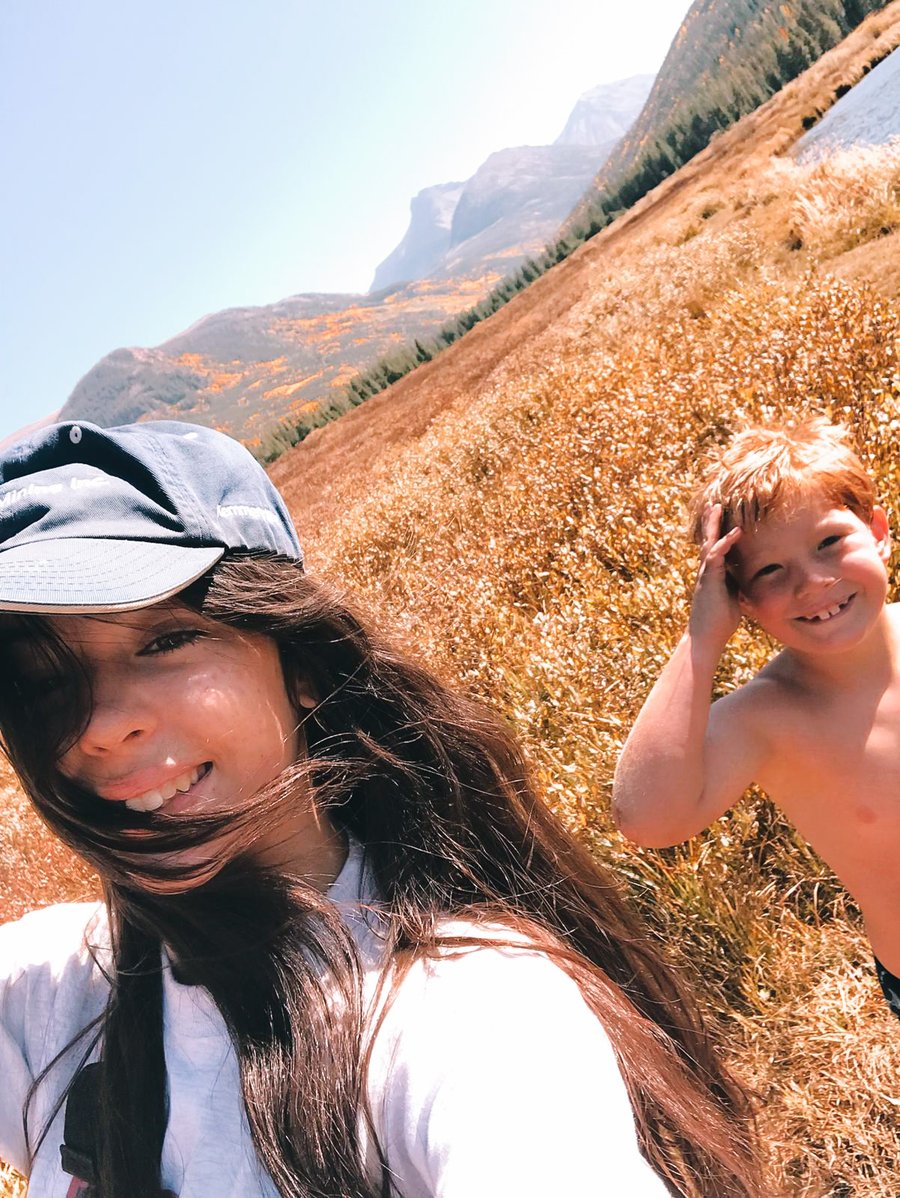 Estudiante con su host brother en el campo, en Wyoming
